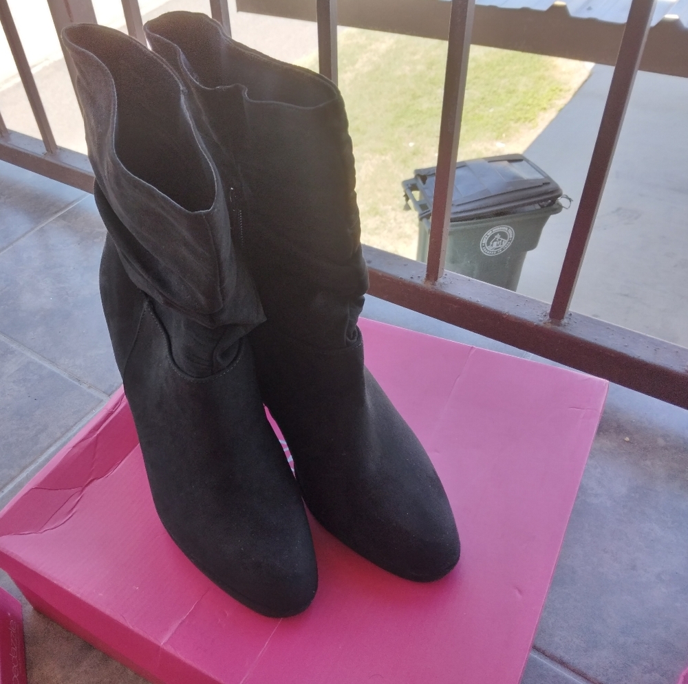 Black boots only worn once